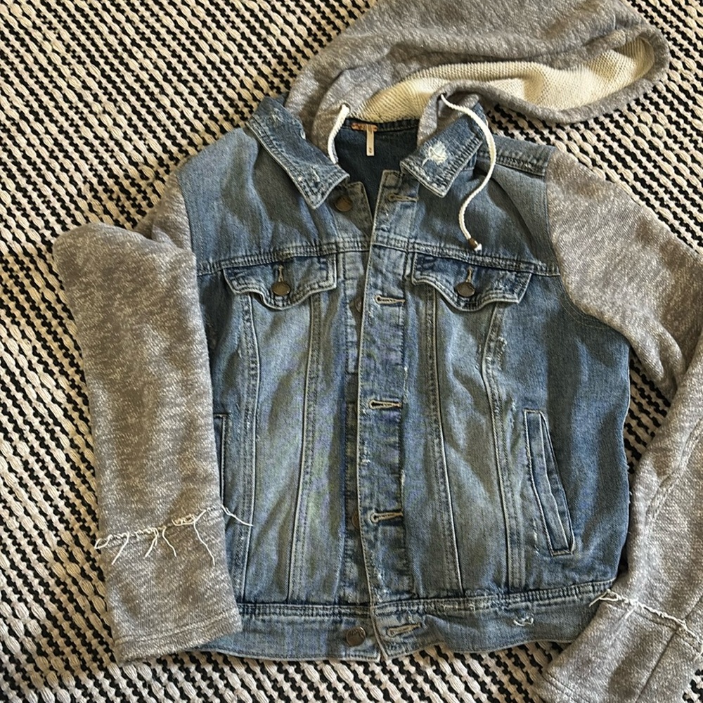 Free people adorable Jean jacket with sweatshirt sleeves.